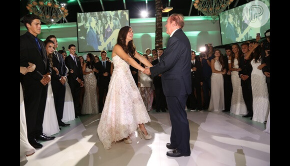 Renato Aragão se emocionou ao dançar valsa com a filha, Lívian Aragão, no aniversário de 15 anos da adolescente, na útlima sexta-feira, 14 de março de 2014