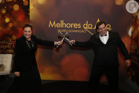 'Melhores do Ano': Elizabeth Savala e Leandro Hassum, vencedores das categorias atriz coadjuvante e comédia, brincam com os troféus
