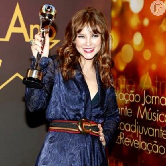 Paolla Oliveira diz que ainda não se acostumou com o novo visual. A atriz ganhou o troféu de Melhor Atriz no Prêmio Melhores do Ano (16 de março de 2014)