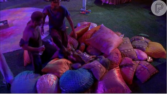 Angela se deitou bêbada nas almofadas enquanto Cássio e Marcelo disputavam quem ia ajudá-la