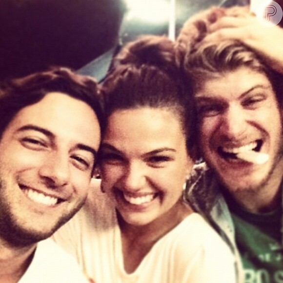 Tom Rezende posta foto com a namorada, Isis Valverde, e o amigo Felipe Ramalho