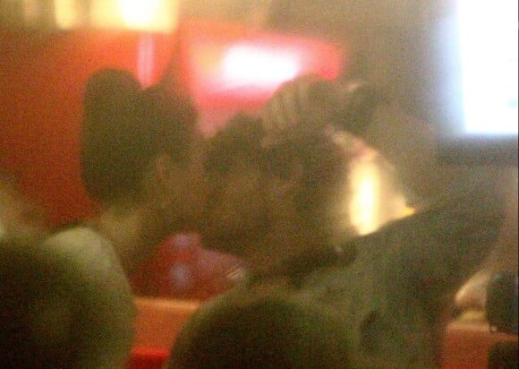 Isis Valverde beija o namorado, Tom Rezende, em show na Barra da tijuca, RJ, em 17 de janeiro de 2013