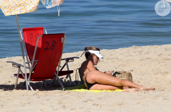 Letícia Birkheuer relaxa na areia da praia