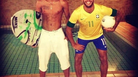 Neymar e o surfista Pedro Scooby, marido de Luana Piovani, trocam papéis em foto