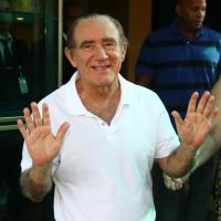 Renato Aragão deixa hospital após 5 dias internado: 'Agora tenho uma vida nova!'