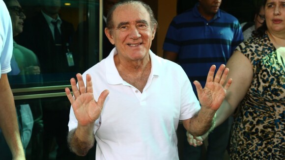 Renato Aragão deixa hospital após 5 dias internado: 'Agora tenho uma vida nova!'