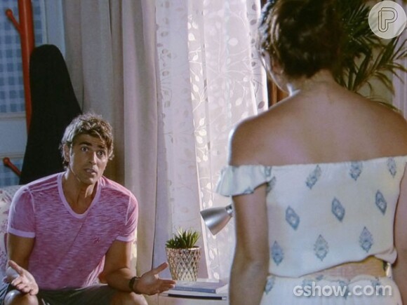 Cadu (Reynaldo Gianecchini) insiste para que Clara (Giovanna Antonelli) seja sua parceira de trabalho e invista no negócio da família, na novela 'Em Família'