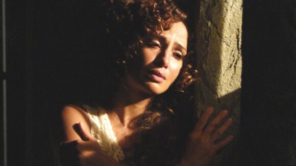 Isabel (Camila Pitanga) é presa por atentado ao pudor em 'Lado a Lado'