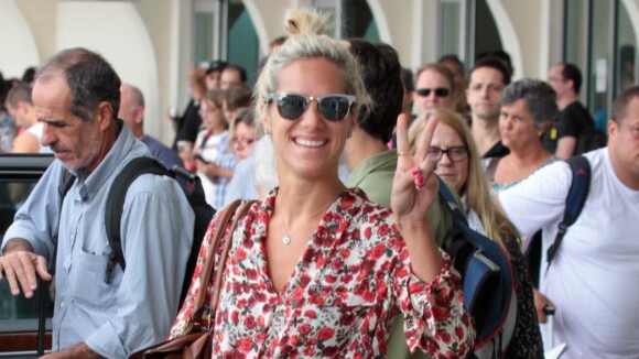 Giovanna Ewbank é atenciosa com fãs ao desembarcar sem Bruno Gagliasso em SP