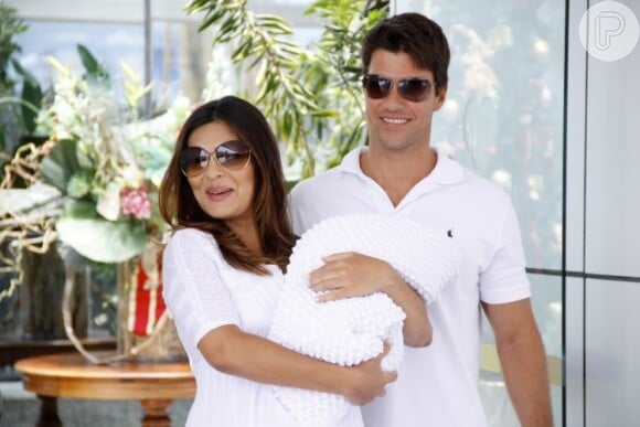 Juliana Paes deixando a maternidade com o primeiro filho, em 2010