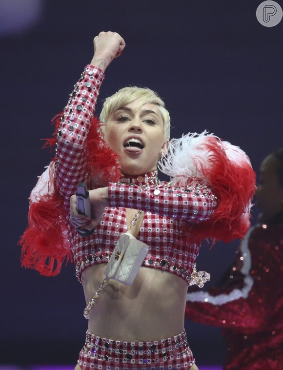 Miley Cyrus pagou R$ 10 mil em bolo para comemorar o sucesso da turnê 'Bangerz', em 24 de março de 2014