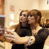 Paolla Oliveira e Sophia Abrahão fazem 'selfie' com o celular