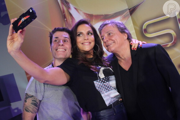 Dinho Ouro Preto, Ivete Sangalo e Fábio Jr. fazem selfie na coletiva de imprensa do reality musical 'SuperStar', na tarde desta quarta-feira, 26 de março de 2014, no Projac, no Rio de Janeiro