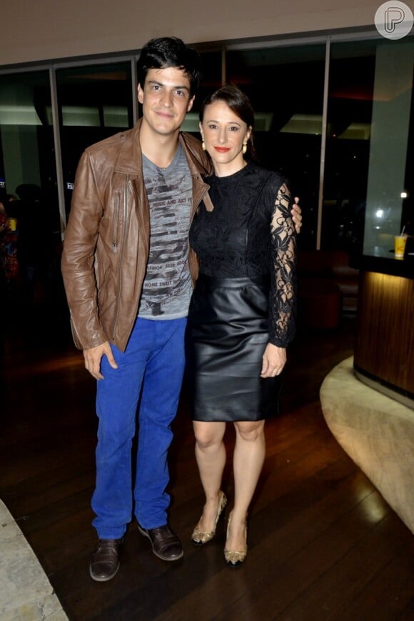 Mateus Solano posa com a mulher, Paula Braun, na pré-estreia de 'Confia em Mim', no Rio de Janeiro, em 26 de março de 2014