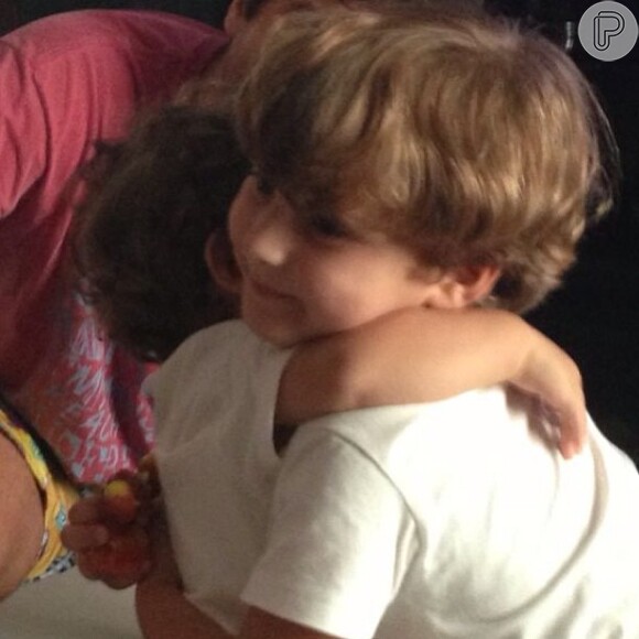 Davi abraça o primo Pedro em foto publicada por Claudia Leitte