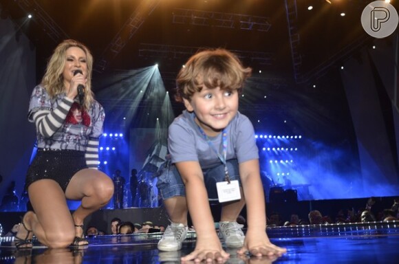 O filho mais velho de Claudia Leitte, Davi, comemorou o aniversário de 4 anos no palco do Festival de Verão de Salvador, na noite deste sábado, 19 de janeiro de 2013