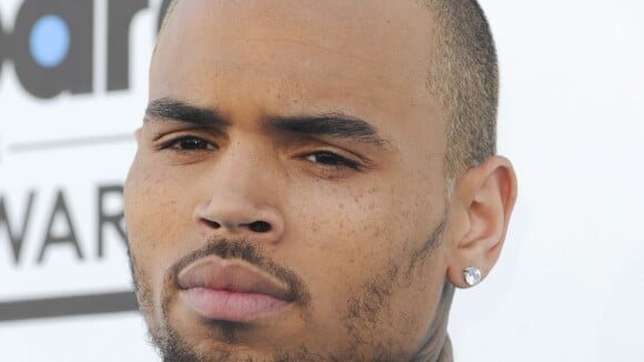 Chris Brown é xingado por detentos por causa de agressão à Rihanna
