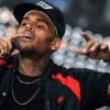 Chris Brown está preso por violar a condicional após ser dispensado da clínica de reabilitação