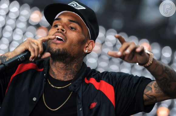 Chris Brown está preso por violar a condicional após ser dispensado da clínica de reabilitação