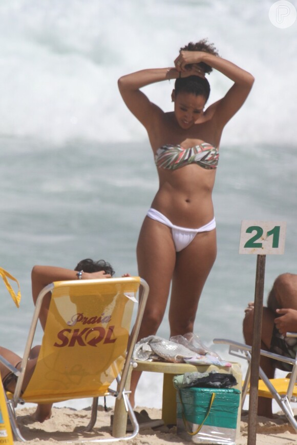 Sheron Menezzes exibiu curvas perfeitas na praia da Reserva, na Zona Oeste do Rio de Janeiro