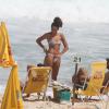 Yanna Lavigne e Sheron Menezzes curtiram a praia da Reserva, na Zona Oeste do Rio de Janeiro, na tarde deste sábado, 29 de março de 2014. Acompanhadas por amigos, as atrizes tomaram caipirinha e mostraram que estão em ótima forma