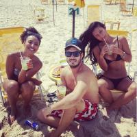 Yanna Lavigne e Sheron Menezzes mostram boa forma em dia de praia com amigos