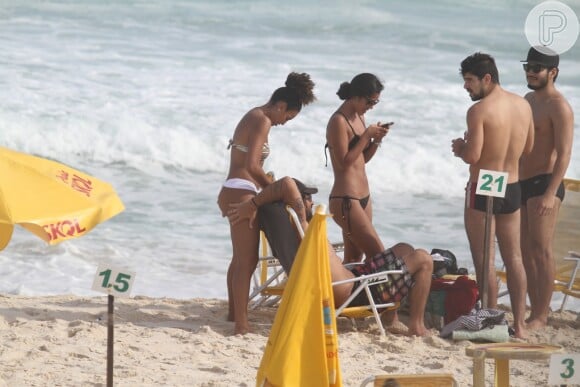 Sheron Menezzes trocou carinhos com seu noivo na praia da Reserva na tarde deste sábado