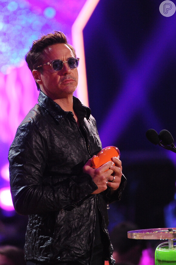 Robert Downey Jr. leva o prêmio de Ator de Cinema Favorito no Kids Choice Awards 2014