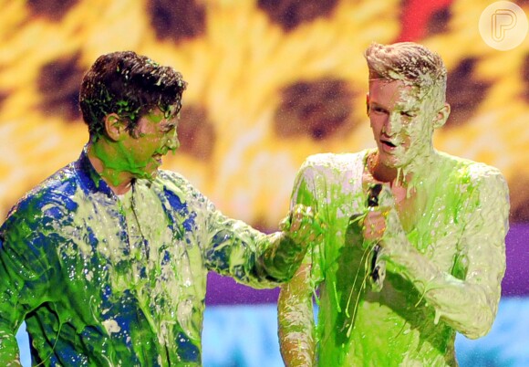 Austin Mahone e Cody Simpsobn levam banho da meleca verde do Kids Choice Awards 2014