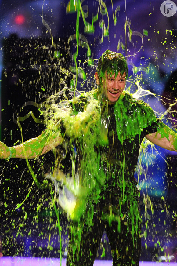 Mark Wahlberg leva banho de meleca verde no Kids Choice Awards 2014