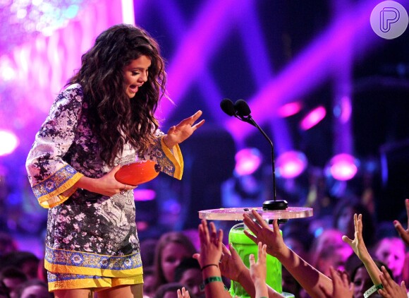 Selena Gomez ganha prêmio de Melhor Cantora no Kids Choice Awards 2014, 29 de março