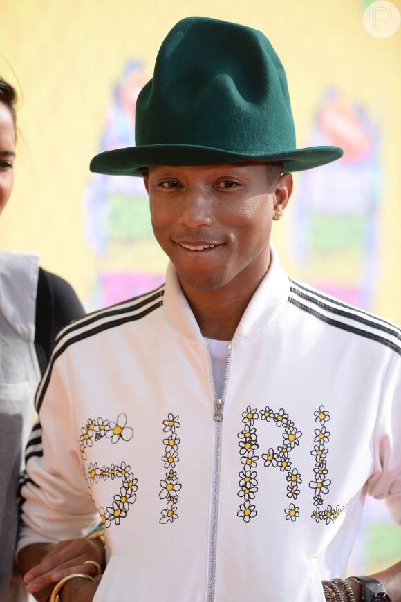 Pharrel Williams veste Adidas Originals no Kids Choice Awards