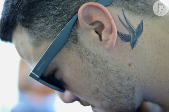 Ao Purepeople, Felipe falou sobre sua nova tatuagem, um pássaro no pescoço: 'Significa Se não puder correr, voe'