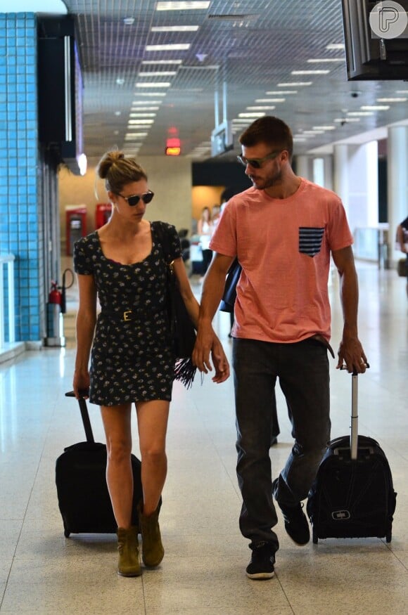 Fernanda Lima e Rodrigo Hilbert caminham juntos no aeroporto