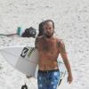 Paulinho Vilhena adora surfar nas horas de folga