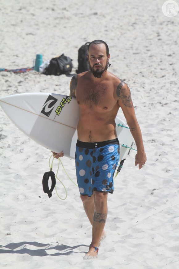 Paulinho Vilhena adora surfar nas horas de folga