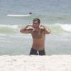 Bruno Gagliasso exibe boa forma em praia no Rio