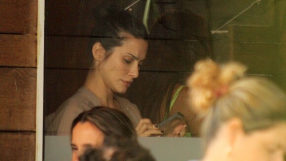 Cleo Pires não larga o celular e atrai olhares durante almoço no Rio