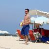 Rodrigo Hilbert aproveita dia de sol no Rio de Janeiro para praticar vôlei na praia