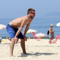 Rodrigo Hilbert mostra corpo sarado durante jogo de vôlei em praia do Rio