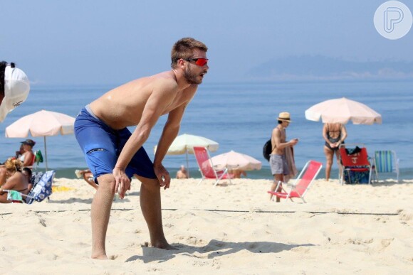 Rodrigo Hilbert aproveita dia de sol no Rio de Janeiro para praticar vôlei na praia  nesta quarta-feira, 2 de abril de 2014