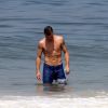 Rodrigo Hilbert mostra corpo sarado em dia de praia no Rio
