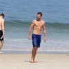 Rodrigo Hilbert aproveita dia de sol no Rio de Janeiro para praticar vôlei na praia