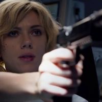 Scarlett Johansson surge perigosa no filme de ficção científica 'Lucy'