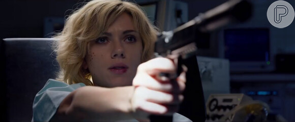Scarlett Johansson apareceu linda e perigosa no trailer de 'Lucy'