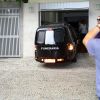 Corpo de José WIlker deixa apartamento da namorada do ator, na Zona Sul do Rio
