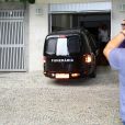 Corpo de José WIlker deixa apartamento da namorada do ator, na Zona Sul do Rio 
  