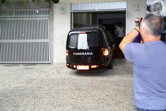 Corpo de José WIlker deixa apartamento da namorada do ator, na Zona Sul do Rio

