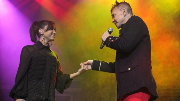 Netinho canta com Anitta em estreia de turnê e chora com recado de Gilberto Gil