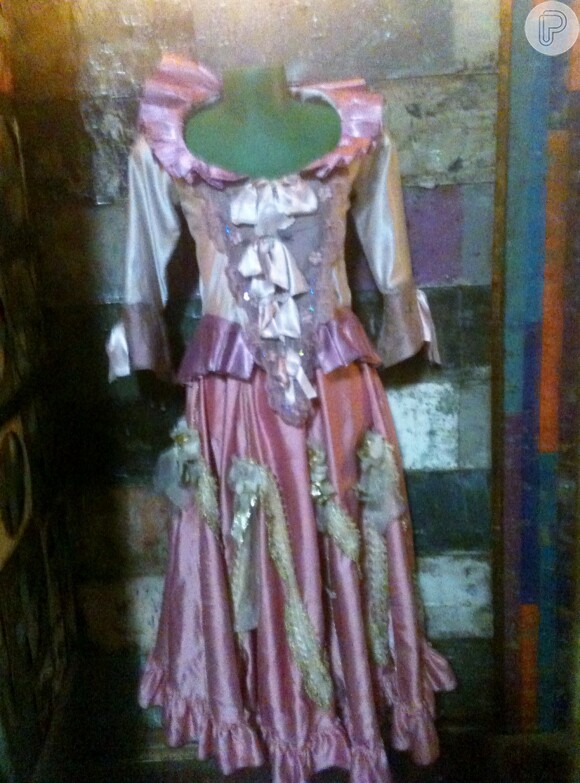 Vestido na vitrine da loja de roupas que fica na cidade cenográfica de 'Meu Pedacinho de Chão'